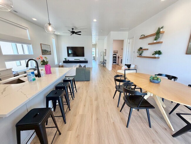 Building Photo - 2932 E Snowberry Dr