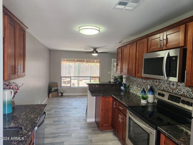 Building Photo - 3026 E Brill St