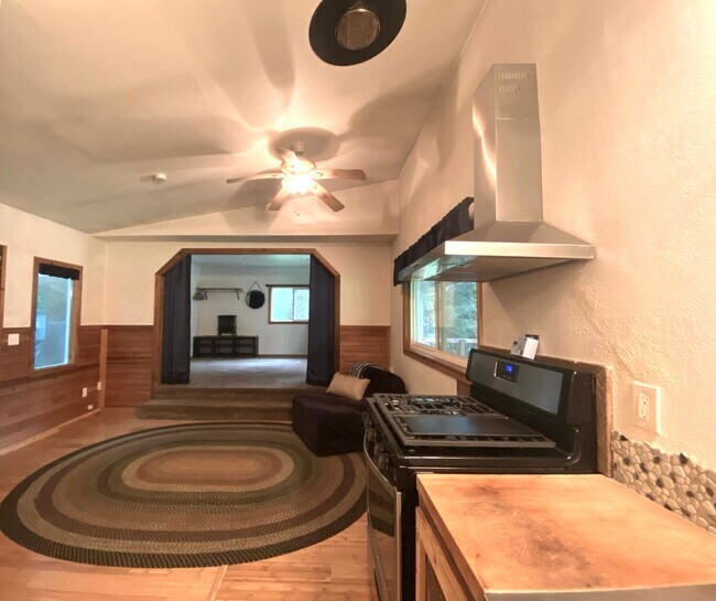 Building Photo - 60 W Puyallup Dr