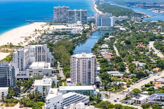 Building Photo - 3000 Holiday Dr