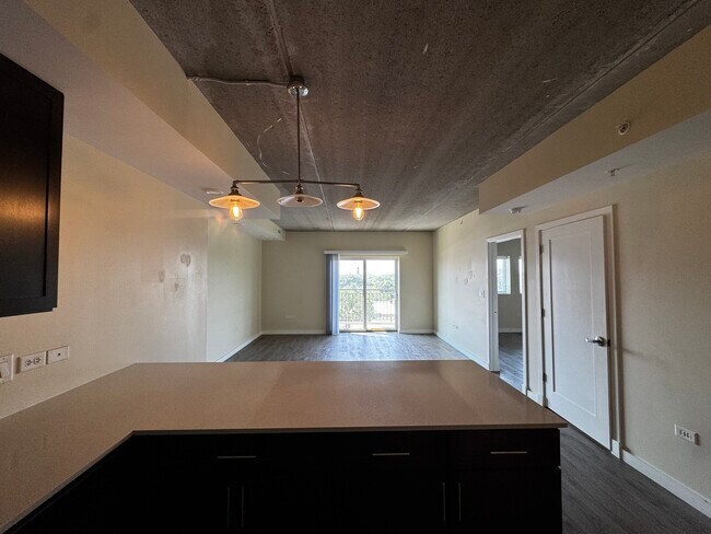 Building Photo - 1323 W Morse Ave