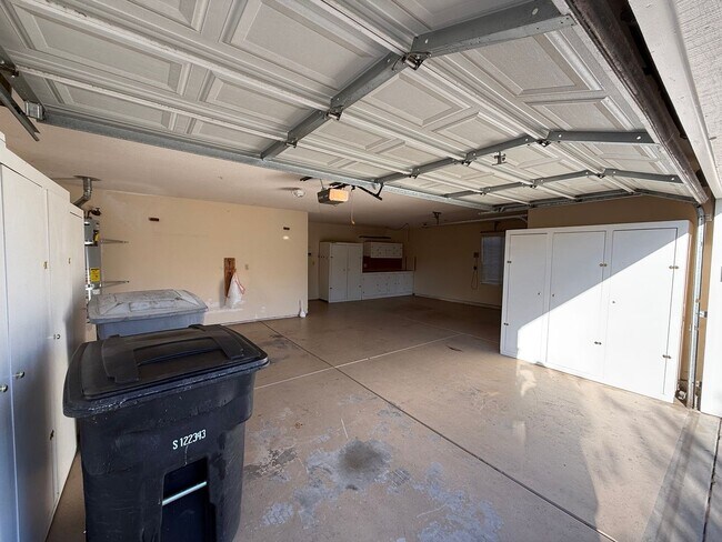 Building Photo - Single story with 3-car Garage!!