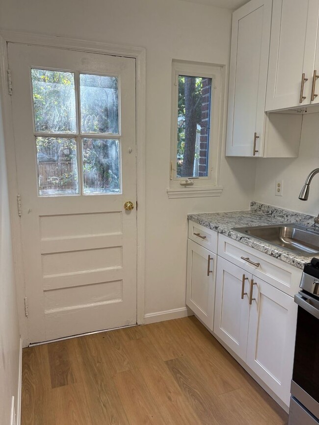 Building Photo - Recently Remodeled 2BR/1BA Three-Level Duplex in Arlington