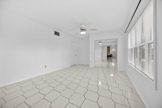 Building Photo - 1742 W Terrace Dr