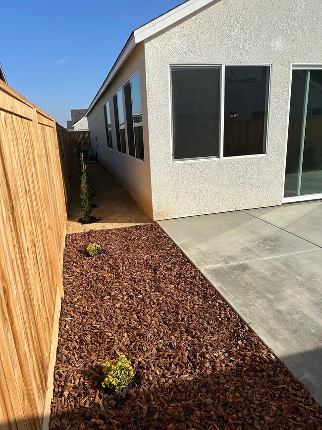 Building Photo - 8925 County Crst Dr
