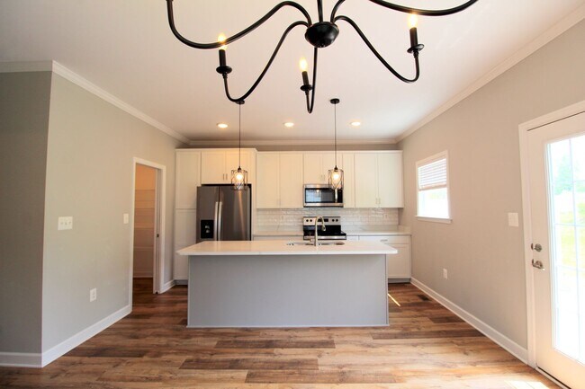 Building Photo - Large 3 level large end unit townhome with...