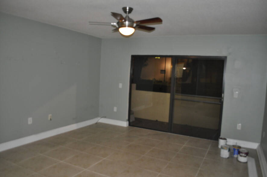 Building Photo - 10413 N Kendall Dr
