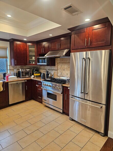 Stainless steel appliances - 927 S Wooster St