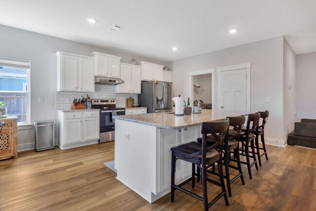 Building Photo - 4 BEDROOMS IN GULF BREEZE!!