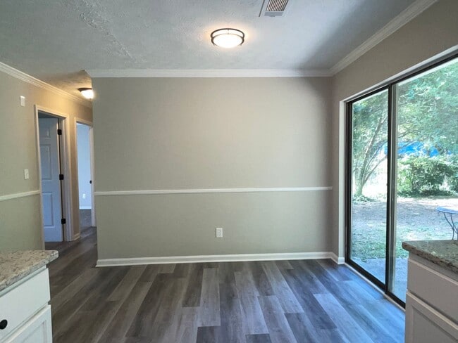 Building Photo - Updated 3 Bed/1.5 Bath Ranch In Serene Nei...
