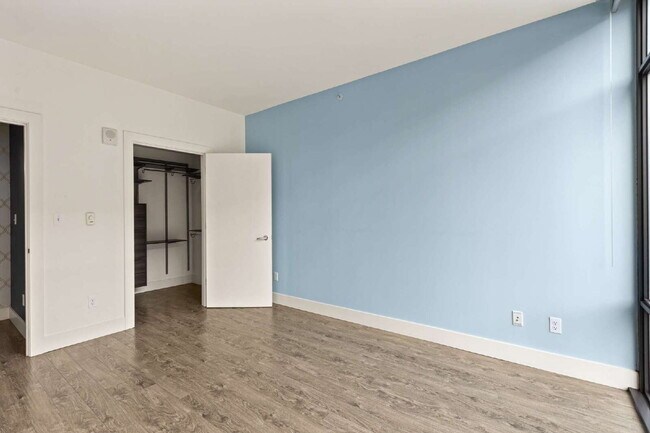 Building Photo - Open 2bdrm 1 bath with floor to ceiling windows!