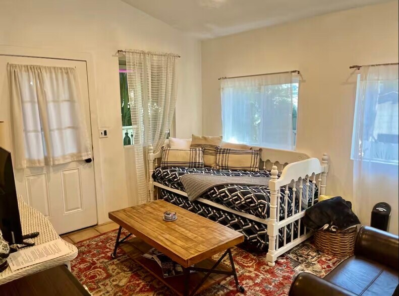 family room - 2484 Lillie Ave