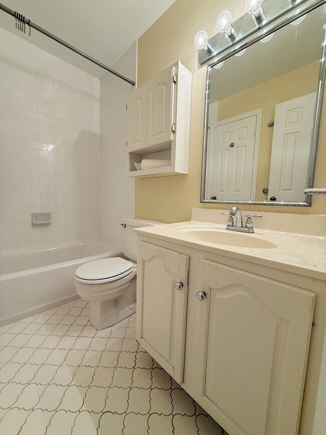 Building Photo - 2 Level, 2 Bedroom Hidden Gem in Dupont!