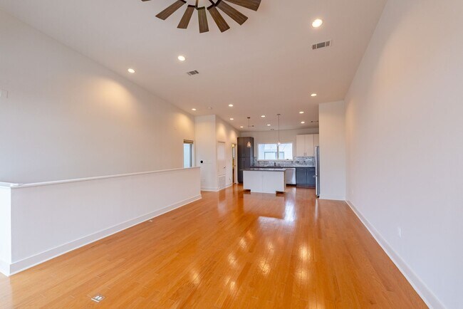 Building Photo - Beautiful South Lamar 2 bed 2 bath Condo!