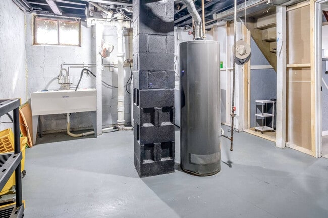 Building Photo - 176 Grand Ave