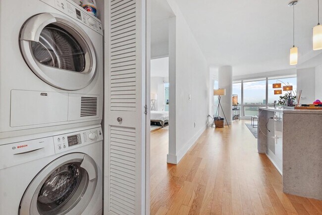 Building Photo - 77 Hudson St