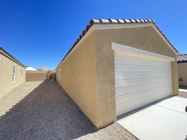 Building Photo - BHCRENT.COM 3 bed 2 bath 2 car garage, gat...