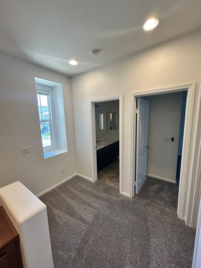 Building Photo - 3 bed 2 car garage condo for rent in Murrieta