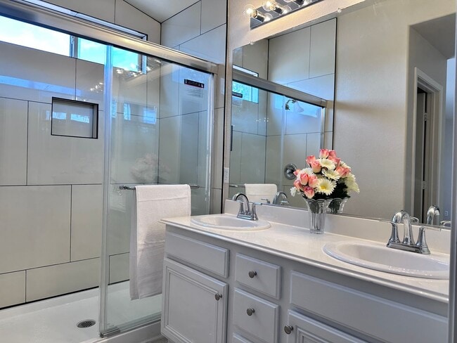Building Photo - Location, Location! Prime Silverado Ranch Living  Welcome to this gorgeous single-story home in t...
