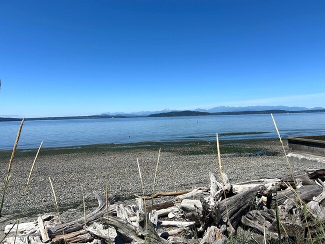 Building Photo - Charming 3BD, 1BA Beach House Near Alki