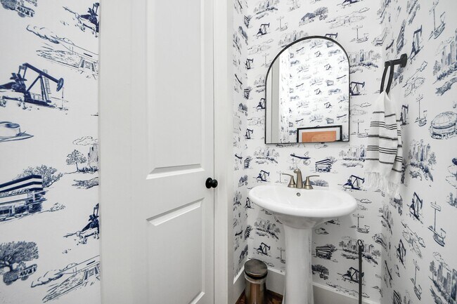 Building Photo - 916 W 20th St