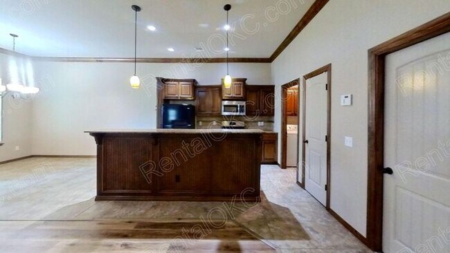 Building Photo - 3/2 plus office in gated SW neighborhood