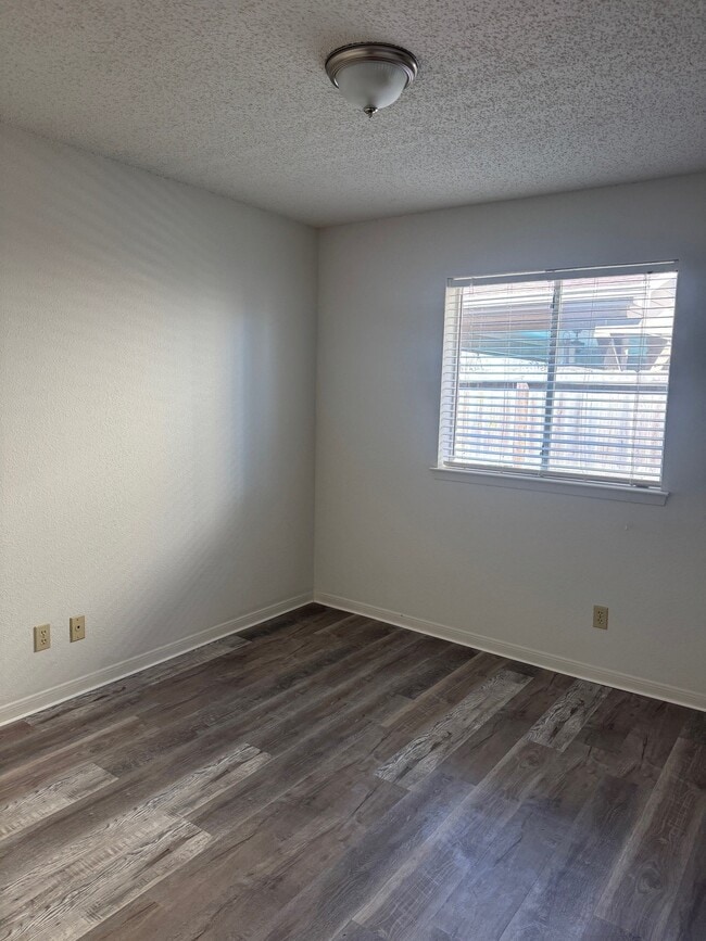 Building Photo - 3010 Mesquite Dr