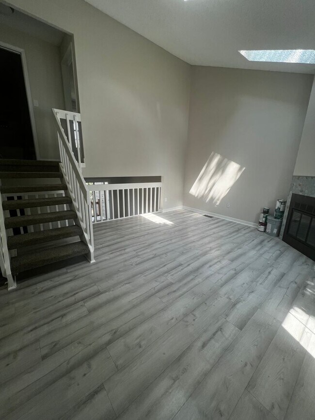 Building Photo - HALF OFF A MONTH'S RENT** -- Bright, Remod...