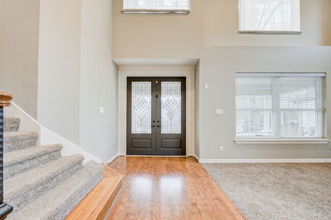 Building Photo - 5 Bed/ 3 Bath Two Story Home