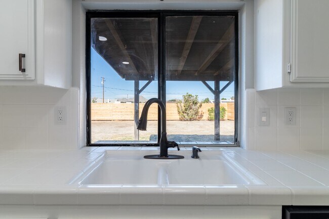 Building Photo - Beautiful 3/2 Apple Valley Home