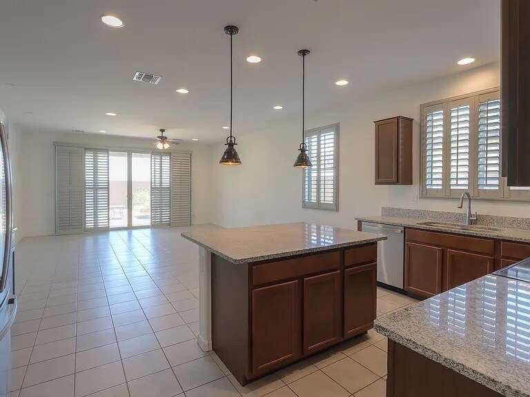 kitchen granite - 832 S Strahan Pl