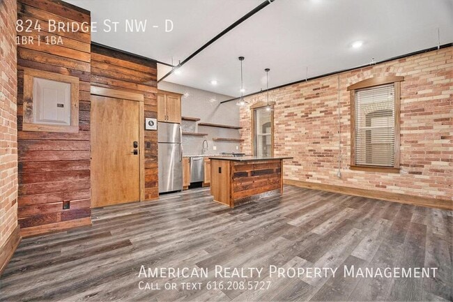 Building Photo - 824 Bridge St NW