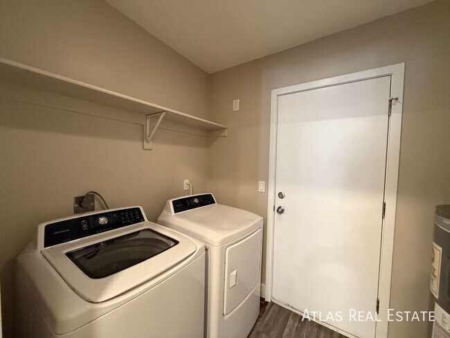 Building Photo - 2826 E Capri Cir