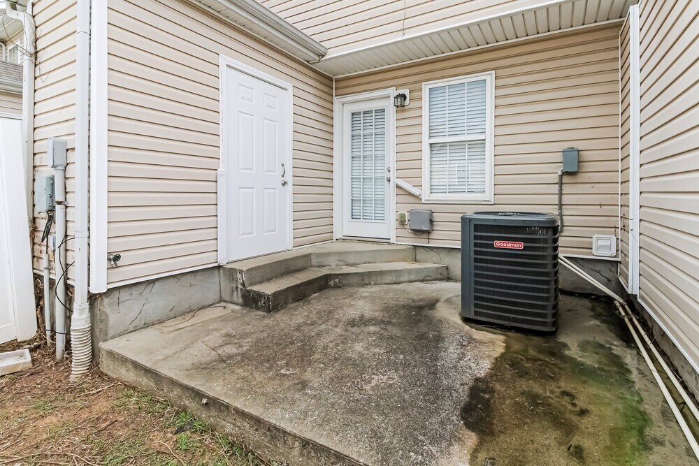 Building Photo - 8015 Logan Dr