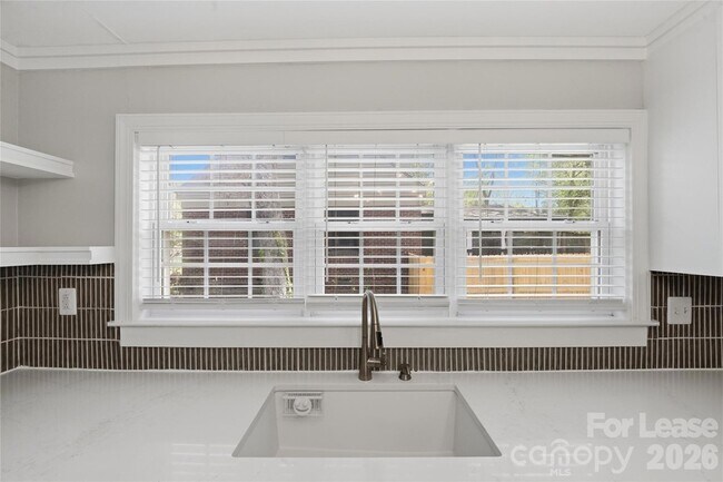 Building Photo - 2214 Arnold Dr