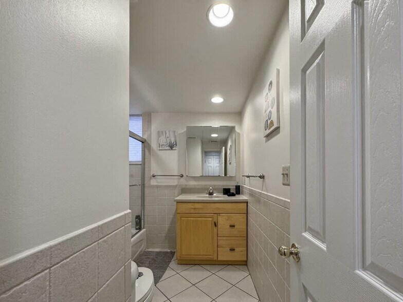 Building Photo - 1715 Schubert Aly
