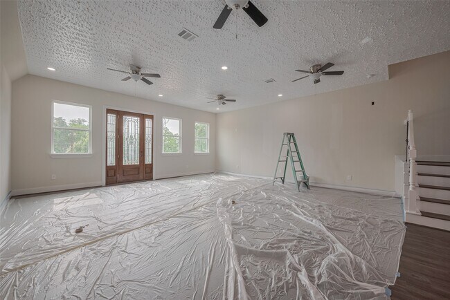 Building Photo - 2206 Hoskins Dr