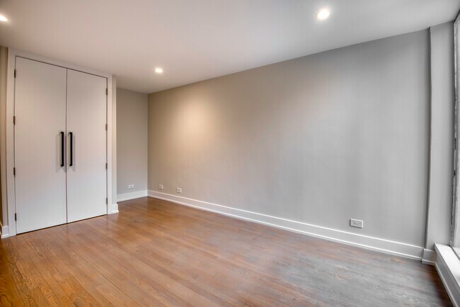 Building Photo - 227 E Walton Pl