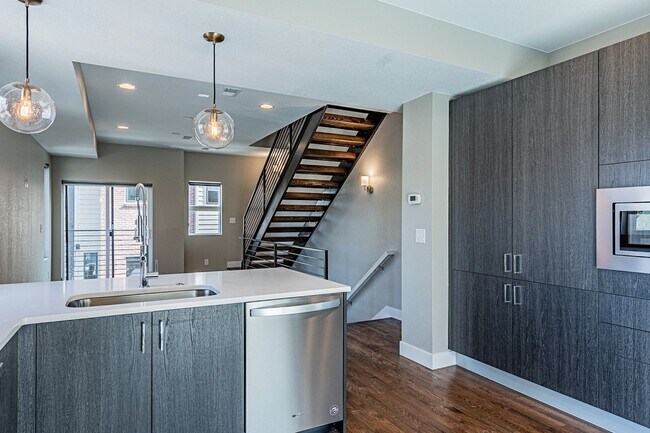 Building Photo - For Rent!  Corner Unit | Modern Townhome |...