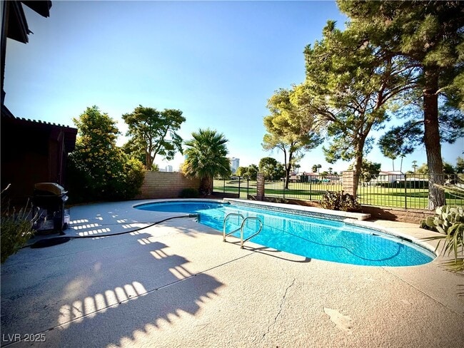 Building Photo - 920 Pinehurst Dr