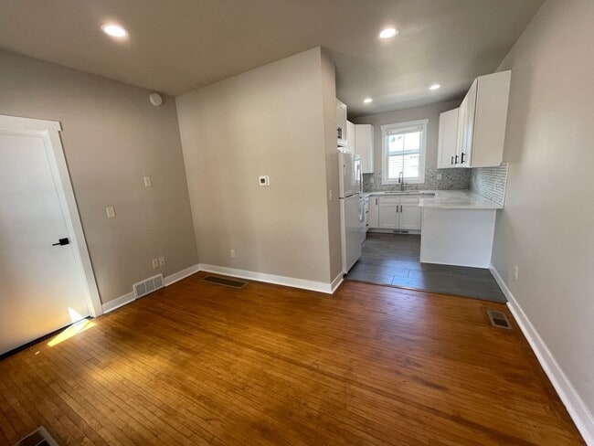 Building Photo - 133 S Prairie Ave