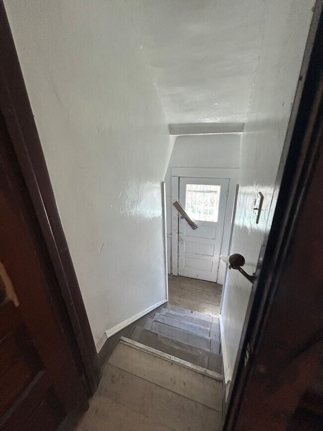 Building Photo - SECTION 8 and EDEN Accepted! Spacious with 6 Br!