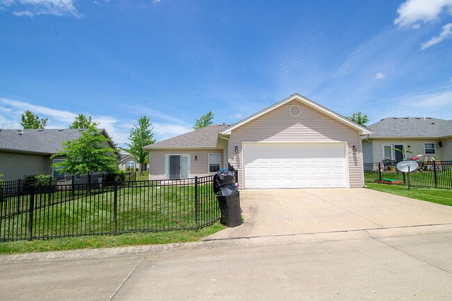 Building Photo - 1910 Harmony St