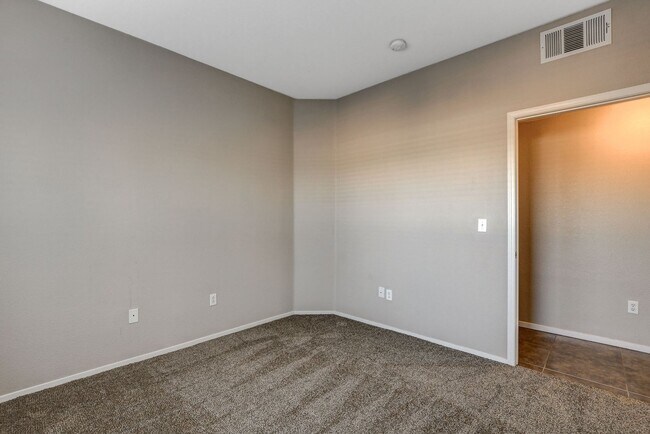 Building Photo - Beautiful downstairs 3 bdrm 2 Bath Condo w...