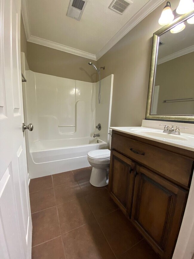 Building Photo - Warm & Welcoming 3BR Home