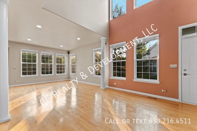 Building Photo - ***2300 SF END UNIT W/LOTS OF LIGHT / 2 BD...