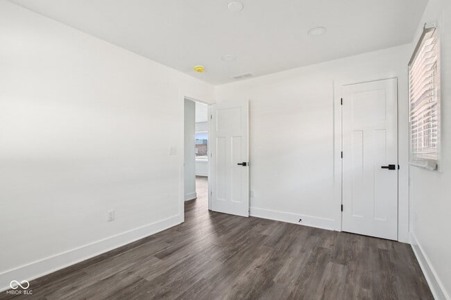 Building Photo - 21 N Devon Ave