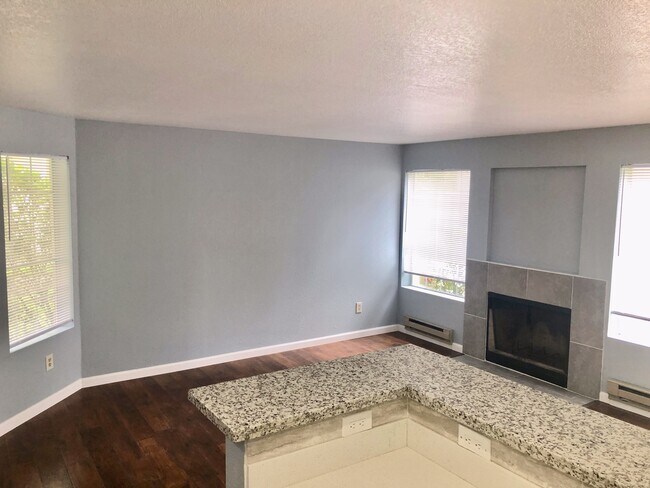 Building Photo - Bellevue Townhouse