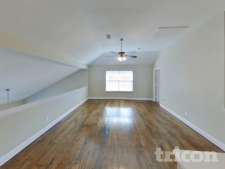 Building Photo - 704 Crockett Dr