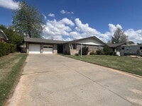 Building Photo - "Charming Space in Yukon, OK! Lawn care included!"